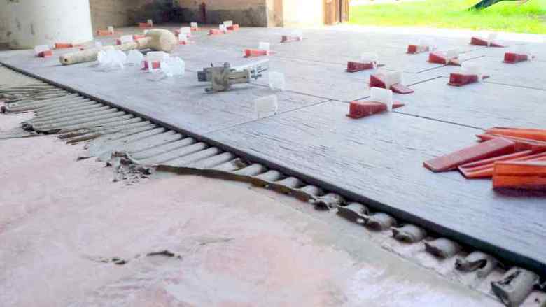 Guida alla posa delle piastrellare,Posa-ceramica-effetto-legno